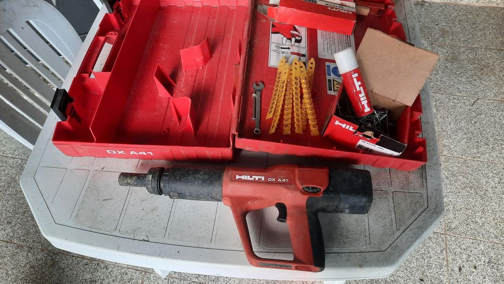 Pistola de pregos Hilti e lixadora de cantos