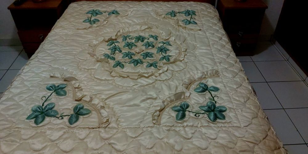 Colcha de Cetim acolchoada (edredon) com relevos e folheada