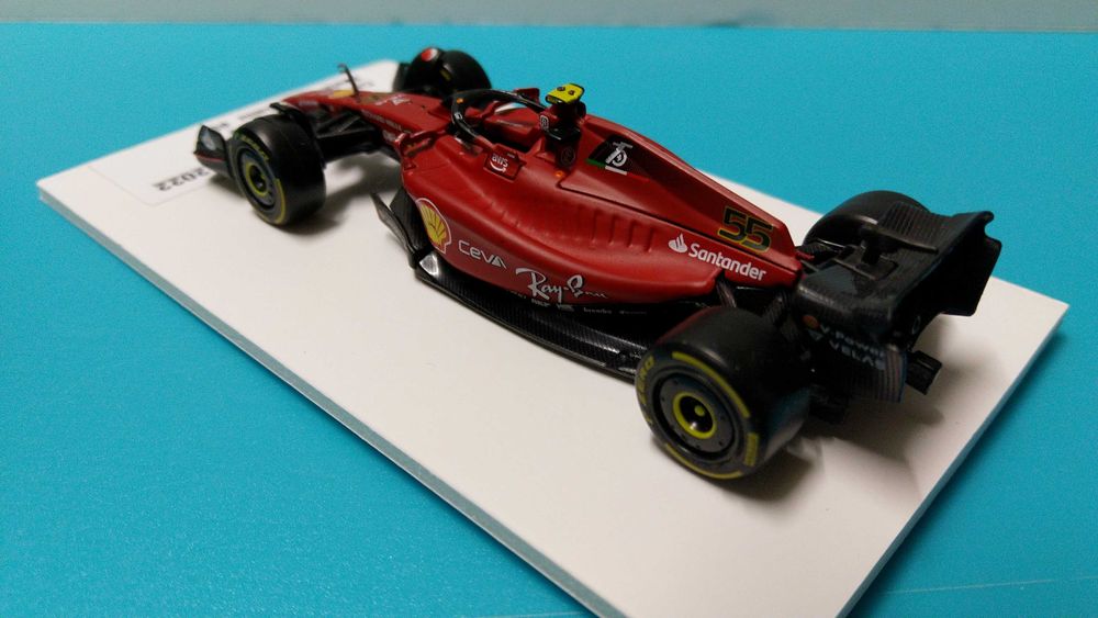 Ferrari F1-75 #55 C. Sainz - Mundial Fórmula 1 2022 - Miniatura Bburago na escala 1/43