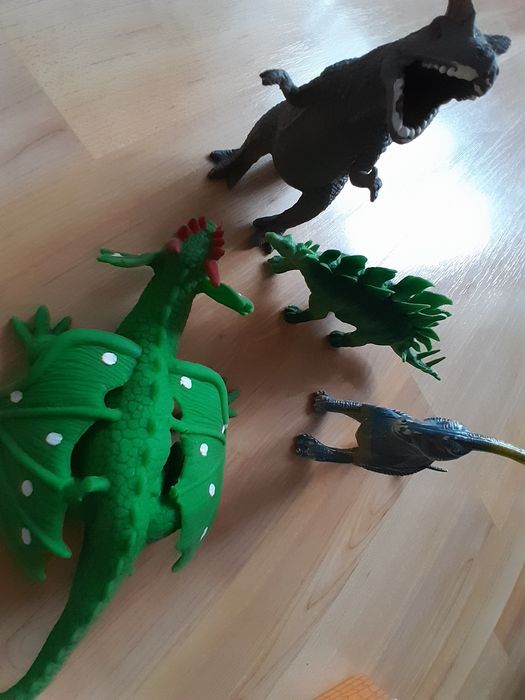 Фігурки динозаврів