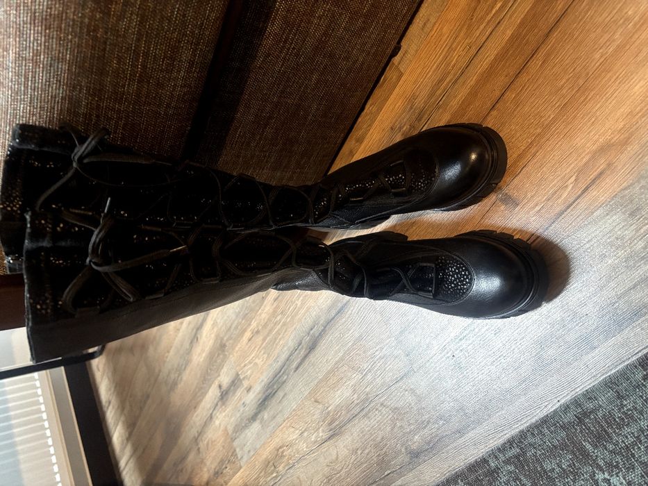 Шкіряні чоботи зі шнурівкою