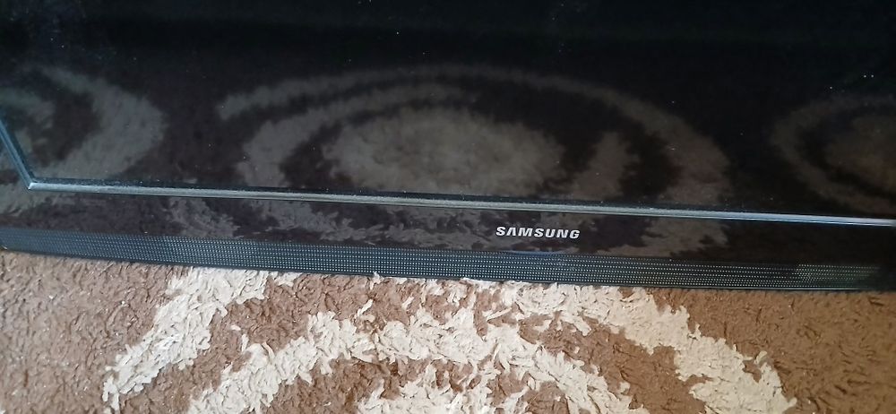 Telewizor samsung 32cale  plus uchwyt na ściane