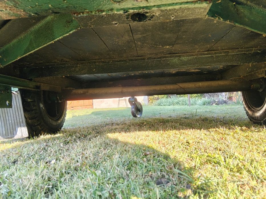 Przyczepa,  przyczepka do transportu zwierząt z rampą.