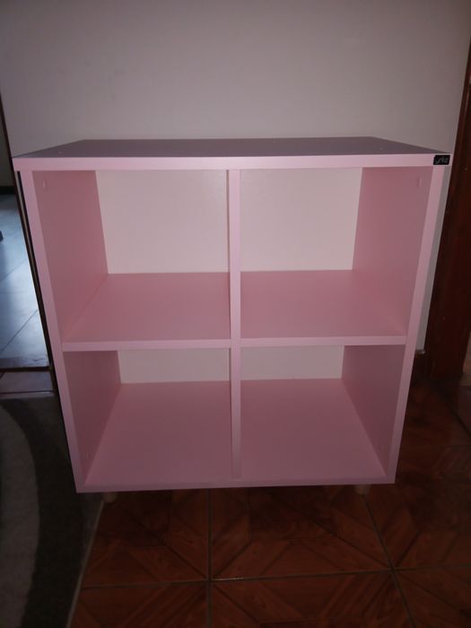 Szafka z otwartymi półkami, kolor różowy, nóżki bukowe