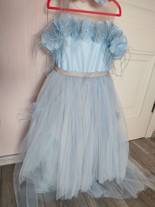 Плаття на свято.Дуже гарна та ніжна сукня для маленької принцеси.
