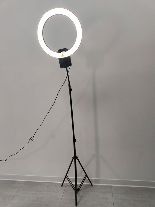Lampa led stojąca
