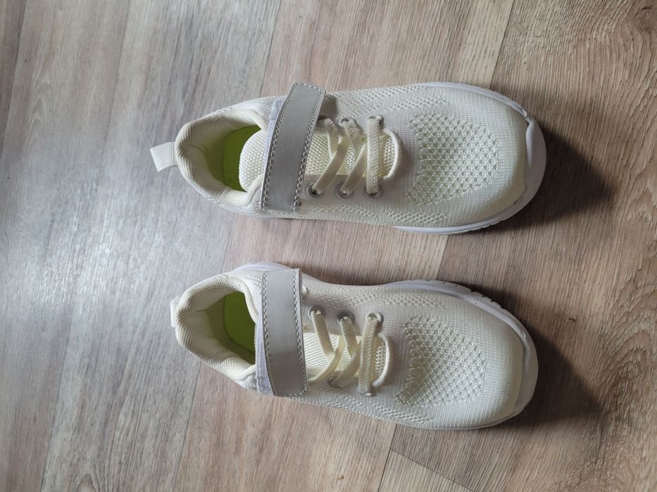 Белые текстильные кроссовки на девочку