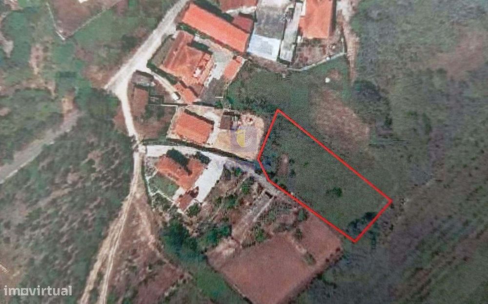 Terreno com 1.500m2 e com possibilidade de construção de 114m2 de impl