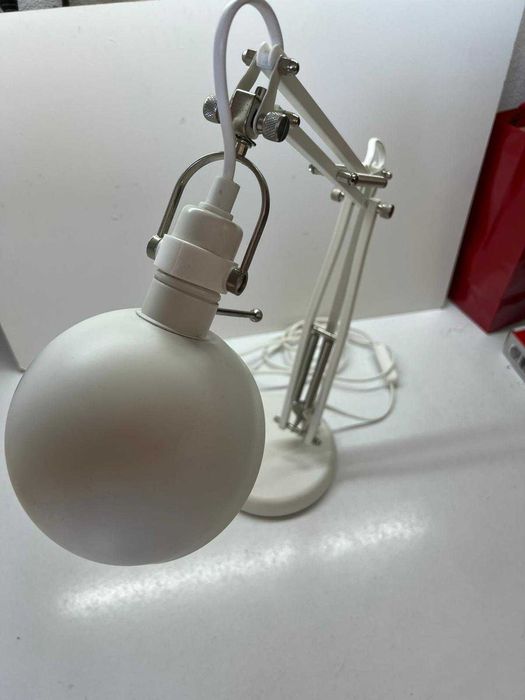 Candeeiro Branco de Secretária (IKEA)