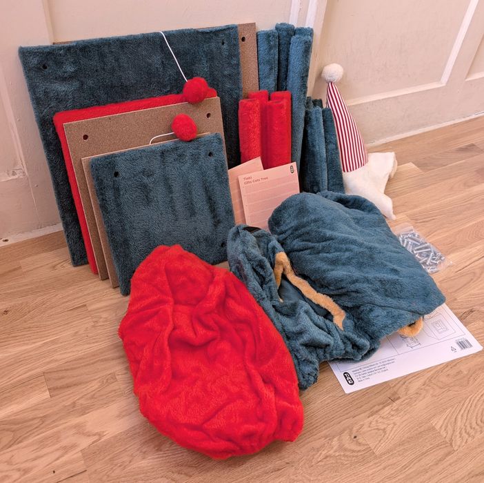 TIAKI Drapak Świąteczna Wieża z Prezentami dla Kotów 40x40x125cm