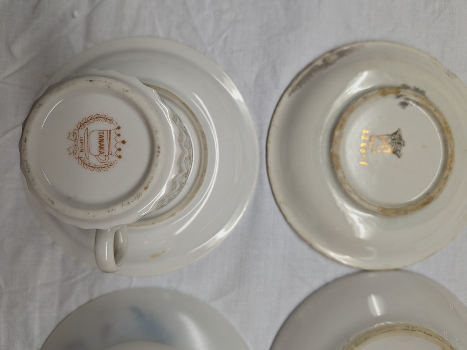 Pratos e chávenas de café