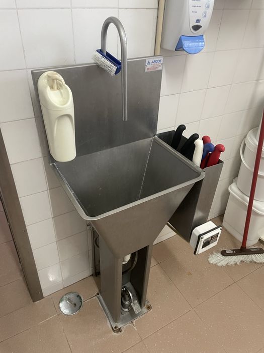 Pio de pedal c/ depósito esterilizador de facas