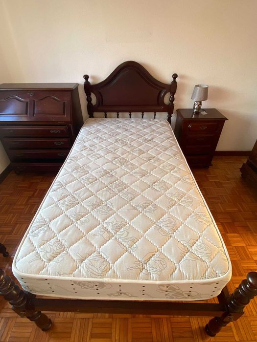 Cama  com colchao e mesa de cabeceira