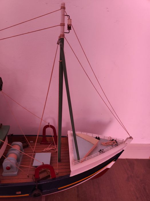 barco de pesca em madeira