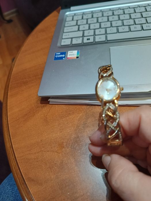Zegarek na ażurowej bransolecie z a,lacyrkoniami