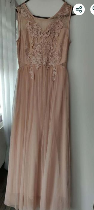 Długa suknia pudrowy kolor.
