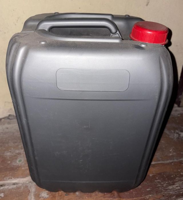 Продам пластикові каністри 20 л