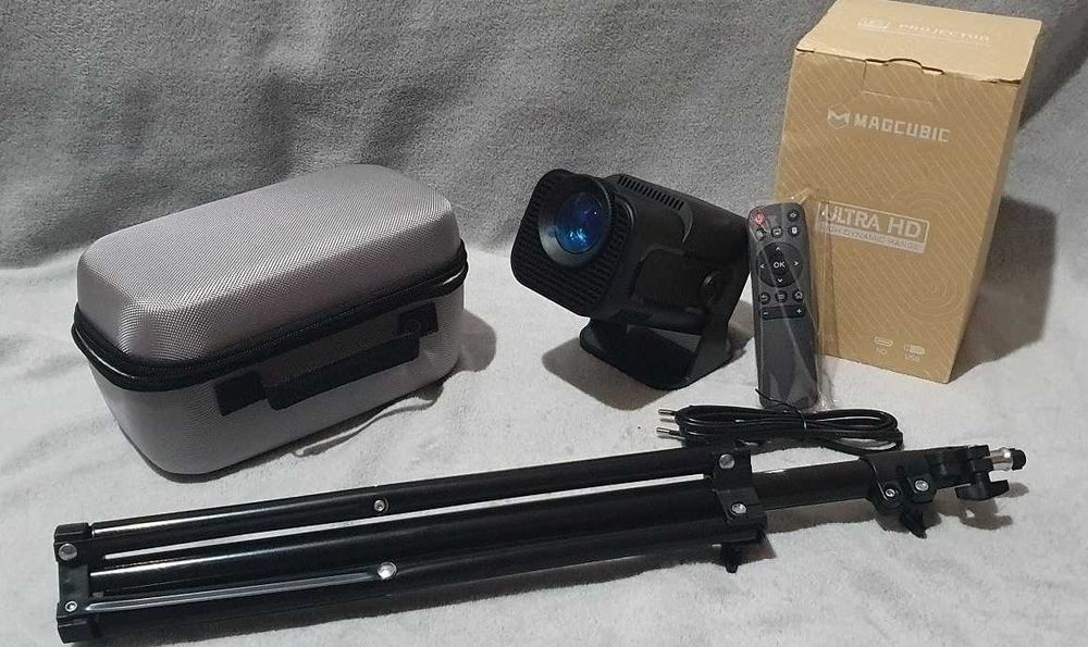 Projektor Magcubic HY320 mini z futerałem oraz statywem