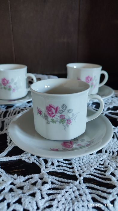 Pięć kompletów z różyczką