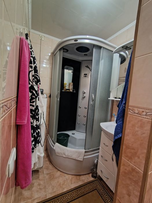Продам трикімнатну квартиру в районі 8/9 школи по вул Бандери