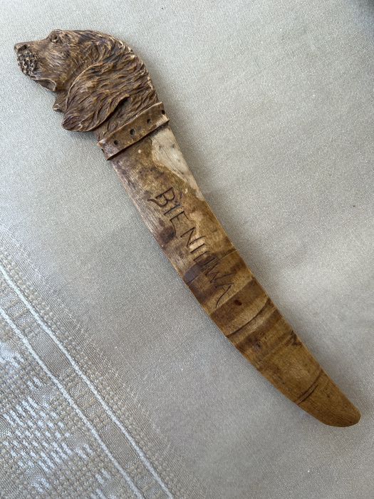 Різьблений деревʼяний ніж