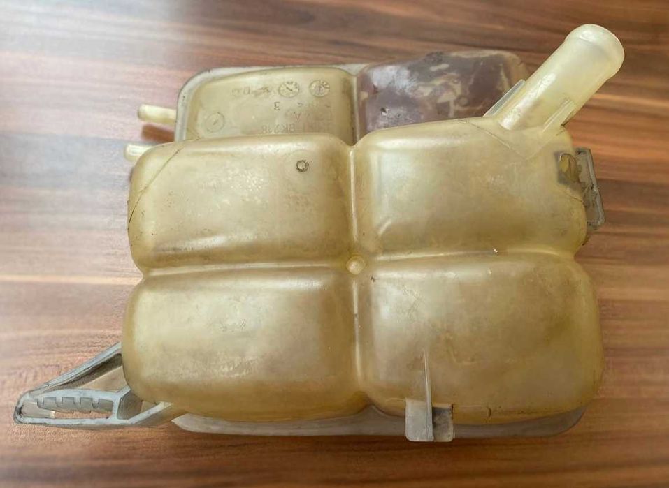 Расширительный бачок системы охлаждения автомобиля Ford Kuga 2010