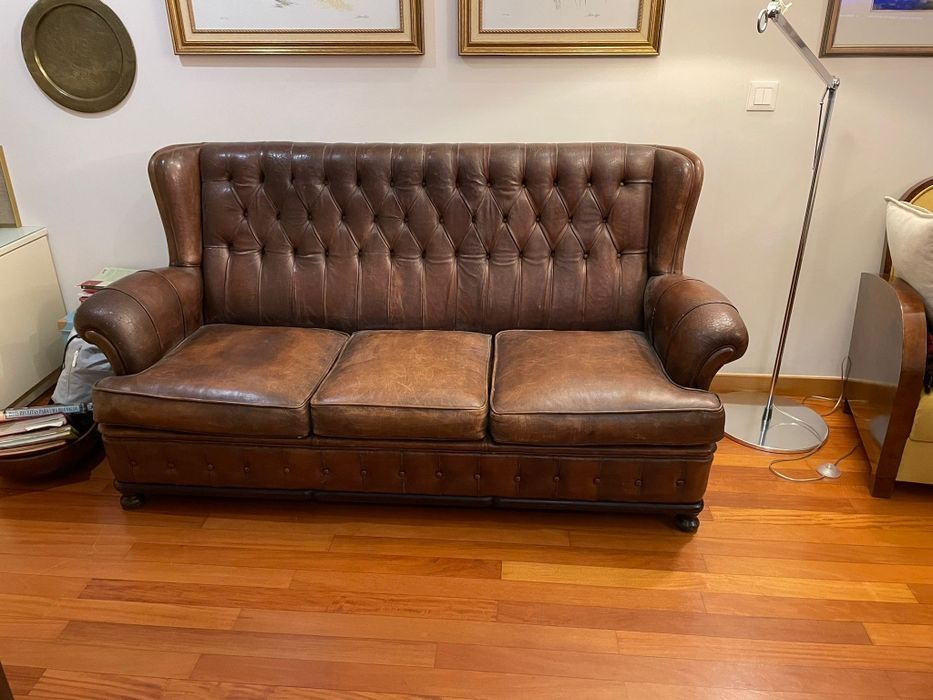 Sofá estilo Chesterfield com a pele envelhecida