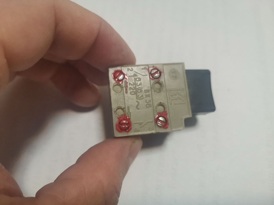 Кнопка для електроінструменту