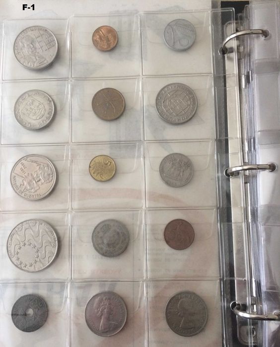 Álbum completo com 240  moedas de vários países