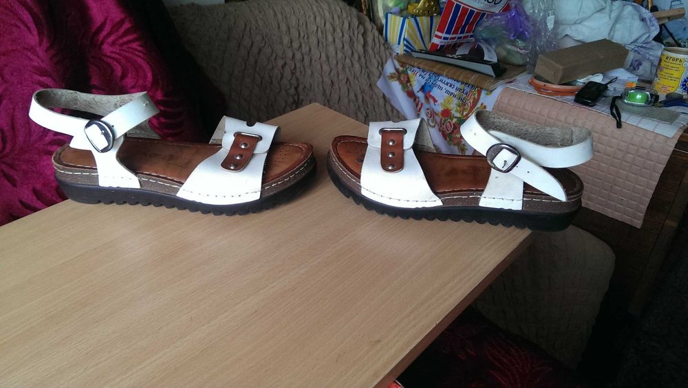 Женские Качественные кожаные сандалии босоножки Tina Shoes 38-го размера, имеют  анатомическую стельку и ребристую подошву