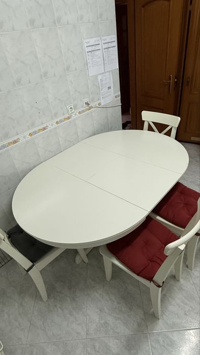 Mesa branca de cozinha com 4 cadeiras
