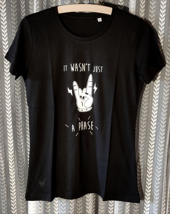 T-shirts "Não Era Apenas Uma Fase" pretas mulher