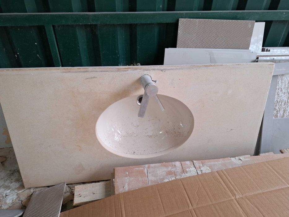 Pedra bancada wc 1,40 com pia.