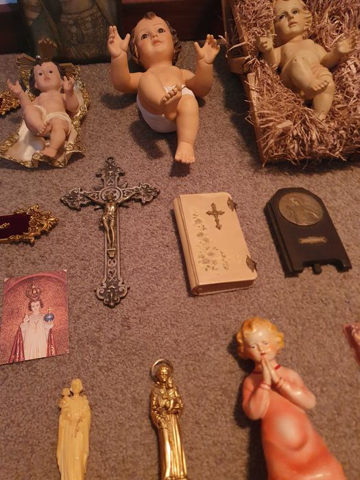 Lote religioso – figuras, crucifixos e quadros