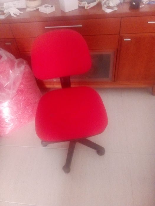 Cadeira  de escritório vermelha.