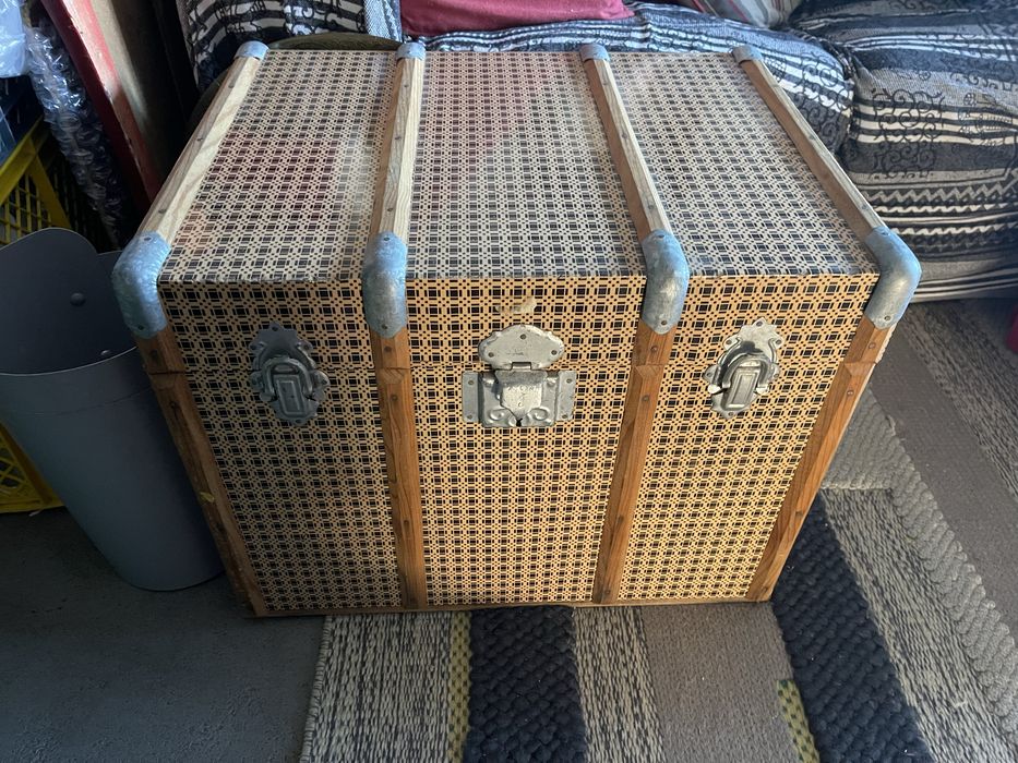 Mala pequena antiga de lata