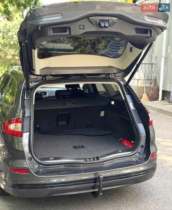FORD MONDEO 2015 року