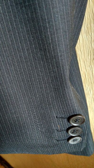 Мужской костюм черного цвета 48размера