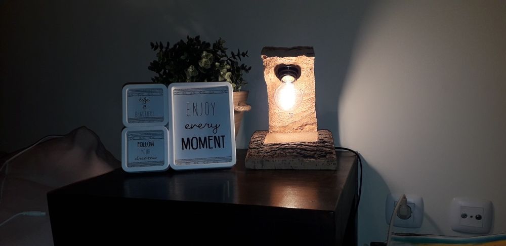 Candeeiro feito em cortiça.