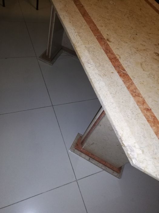Mesa de sala em mármore rosa