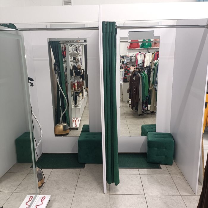 Обладнання для магазину одягу