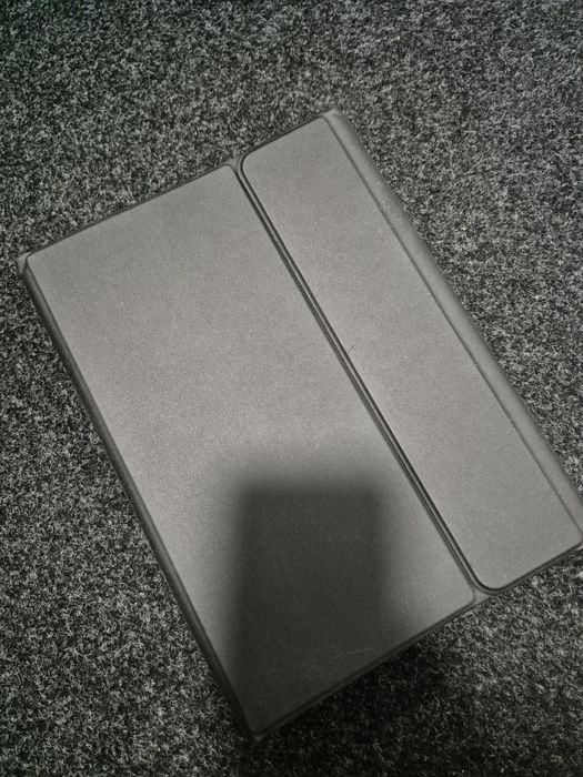 Capa com teclado Bluetooth integrado para tablet