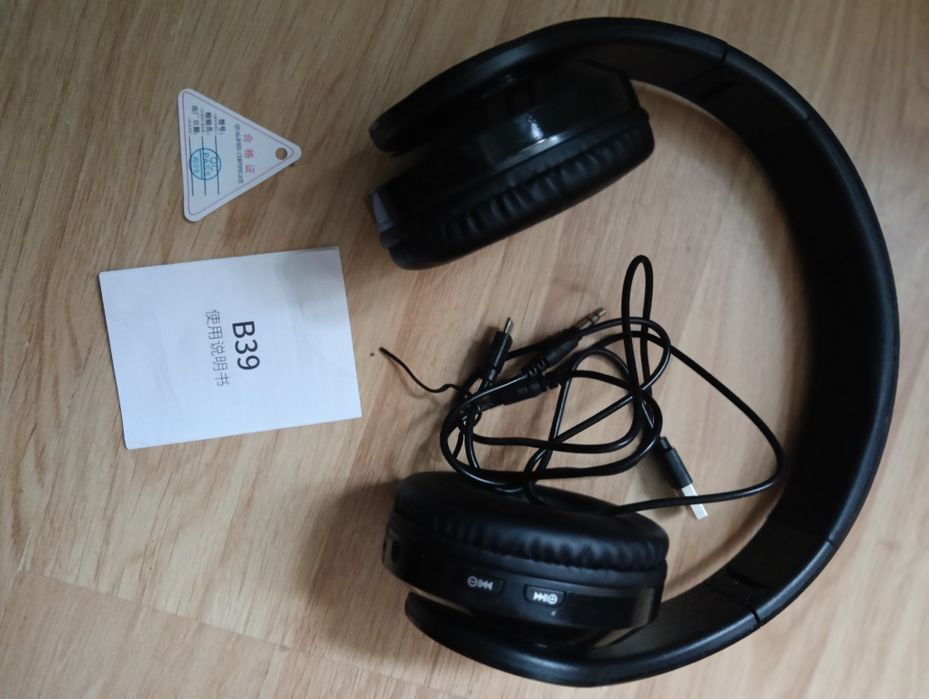 Навушники B39 (V39) - це бюджетна бездротова модель з LED-підсвічуванн