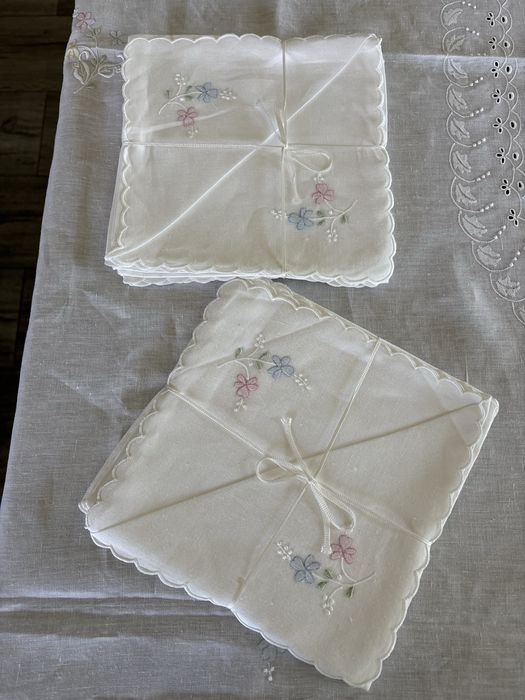 Toalha de mesa em linho bordada à mão da Madeira com 12 guardanapos