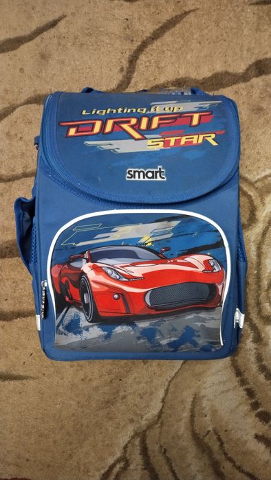 Рюкзаки шкільні у гарному стані.