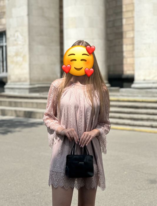 Сукня міні ніжно рожева з мережива. Коротка сукня з довгим рукавом