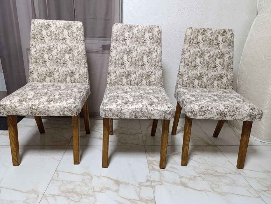 Продам комплект стульев