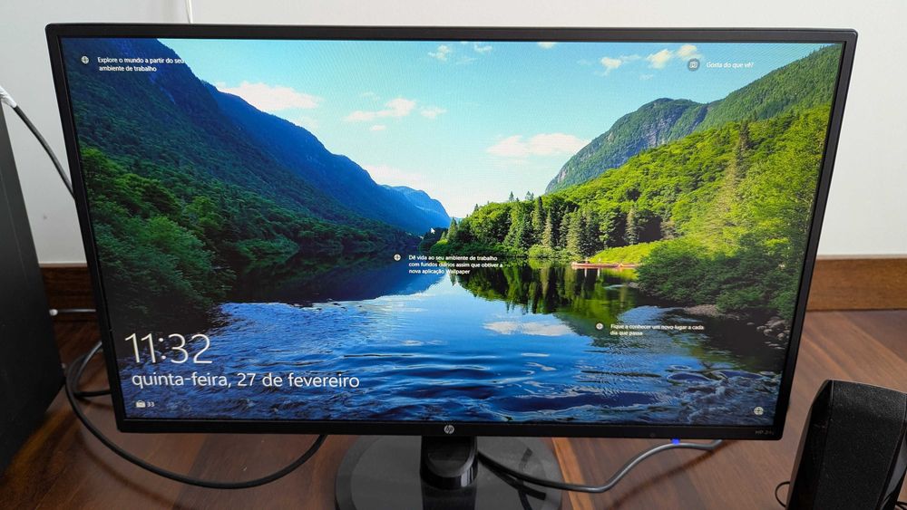 Computador fixo com monitor, torre e teclado