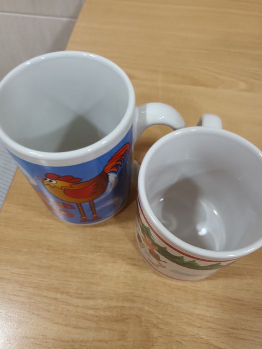 Duas chávenas pequeno almoço pai natal e galinha
