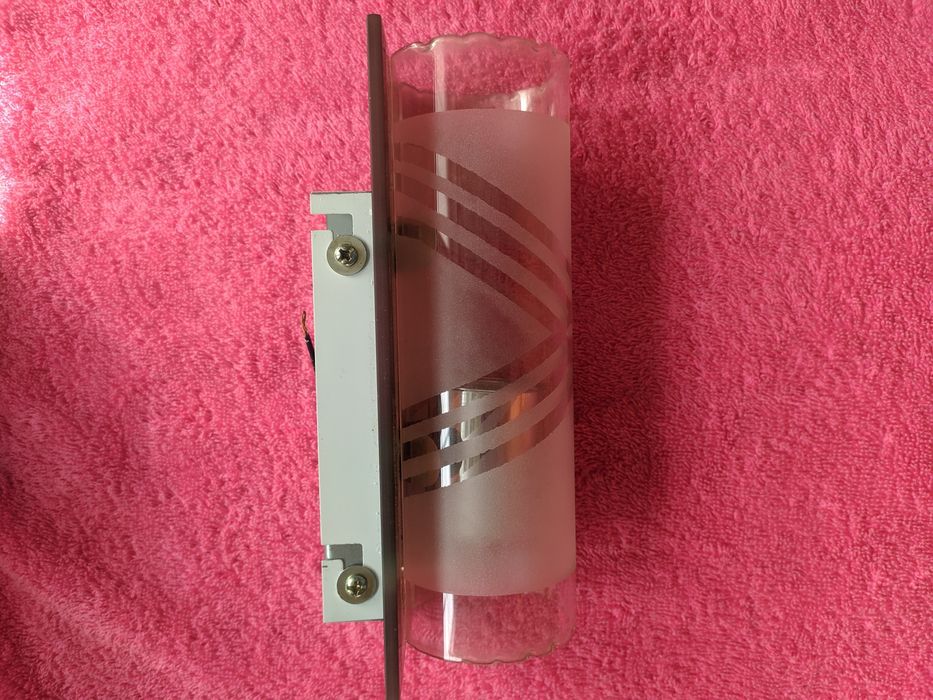 Невеликий світильник точковий на стіну